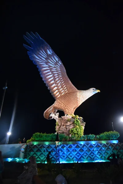 Langkawi Adası, Kedah, Malezya: Kartal Anıtı 'nın gece manzarası.