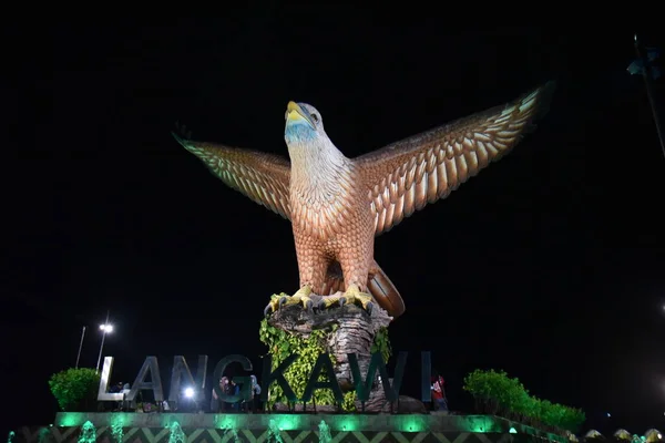 Langkawi Adası, Kedah, Malezya: Kartal Anıtı 'nın gece manzarası.