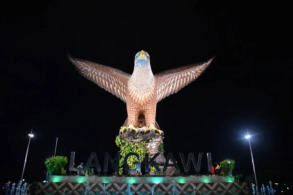 Langkawi Adası, Kedah, Malezya: Kartal Anıtı 'nın gece manzarası.