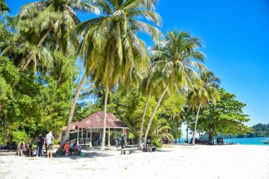 Langkawi Adası, Kedah, Malezya: 28 Aralık 2020 - Birçok turistin tatil ve güzel doğa manzarasıyla plajda durumu.