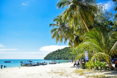 Langkawi Adası, Kedah, Malezya: 28 Aralık 2020 - Birçok turistin tatil ve güzel doğa manzarasıyla plajda durumu.