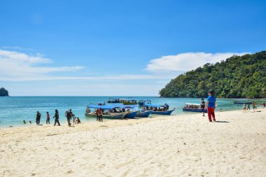 Langkawi Adası, Kedah, Malezya: 28 Aralık 2020 - Birçok turistin tatil için geldiği plajda durum ve güzel doğa manzarası.