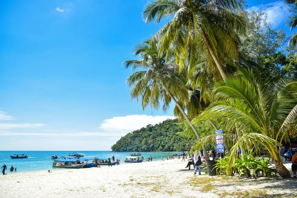 Langkawi Adası, Kedah, Malezya: 28 Aralık 2020 - Birçok turistin tatil ve güzel doğa manzarasıyla plajda durumu.