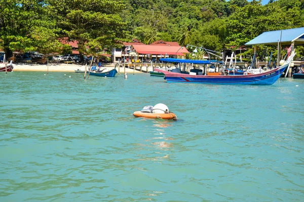 Langkawi Adası, Kedah, Malezya: 28 Aralık 2020 - Sahildeki yolcu tekne ve balıkçı teknesinin manzarası.
