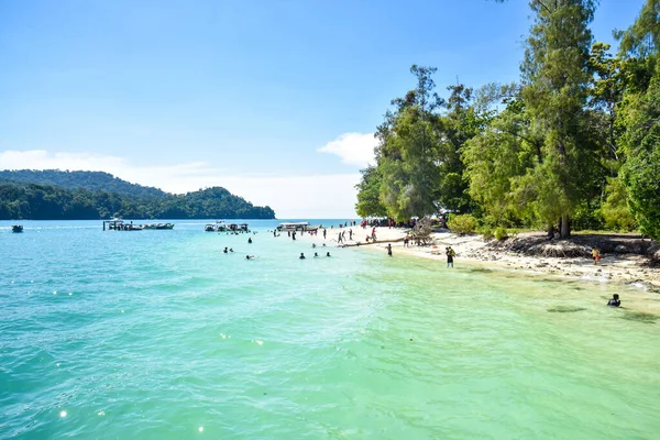 Langkawi Adası, Kedah, Malezya: Birçok turistin tatil ve güzel doğa manzarasıyla plajda durumu.