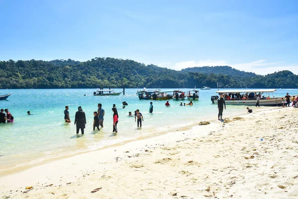 Langkawi Adası, Kedah, Malezya: 28 Aralık 2020 - Birçok turistin tatil ve güzel doğa manzarasıyla plajda durumu.