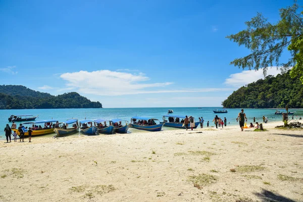 Langkawi Adası, Kedah, Malezya: 28 Aralık 2020 - Sahildeki yolcu teknelerinin manzarası.