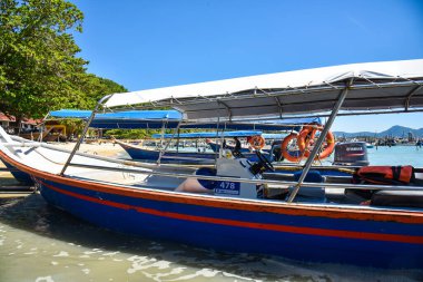 Langkawi Adası, Kedah, Malezya: 28 Aralık 2020 - Yolcu gemisi, arkadaşlarınızla ya da ailenizle birlikte özel bir teknede adanın harikalarını keşfetmenize izin verir.