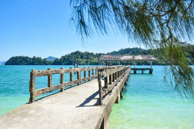 Langkawi Malezya 'da deniz kenarındaki güzel doğa manzaralı köprü ve iskelenin manzarası..