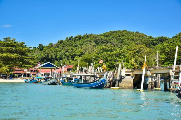 Langkawi Adası, Kedah, Malezya: 28 Aralık 2020 - Rıhtımdaki balıkçı teknesinin manzarası.