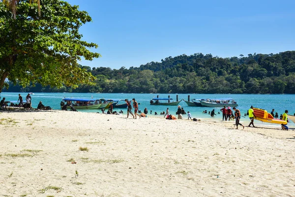 Langkawi Island Kedah Malezja Grudnia 2020 Położenie Plaży Wieloma Turystami — Zdjęcie stockowe