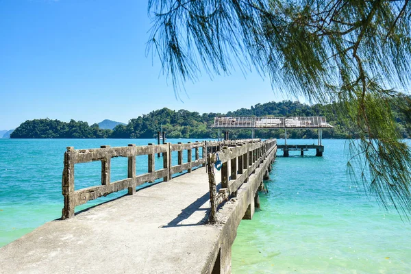 Langkawi Malezya 'da deniz kenarındaki güzel doğa manzaralı köprü ve iskelenin manzarası..