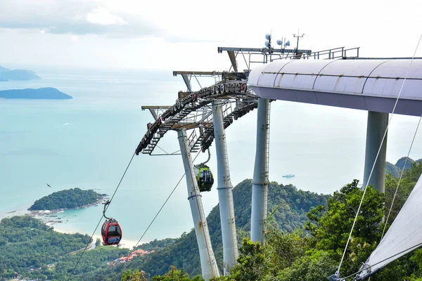 Langkawi, Kedah, Malezya: 27 Aralık 2020 - Güzel doğa manzaralı teleferik görüntüsü.