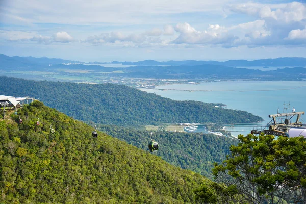 Langkawi, Kedah, Malezya: 27 Aralık 2020 - Güzel doğa manzaralı teleferik görüntüsü.