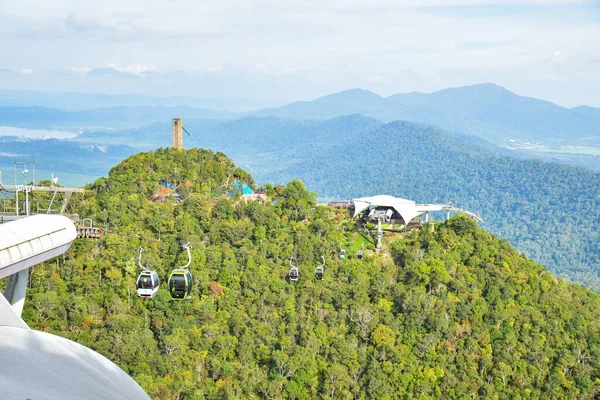 Langkawi, Kedah, Malezya: 27 Aralık 2020 - Güzel doğa manzaralı teleferik görüntüsü.