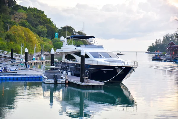 Telaga Liman Parkı Langkawi, Malezya: 27 Aralık 2020 - Güzel doğa manzaralı ana üs yatları manzarası.