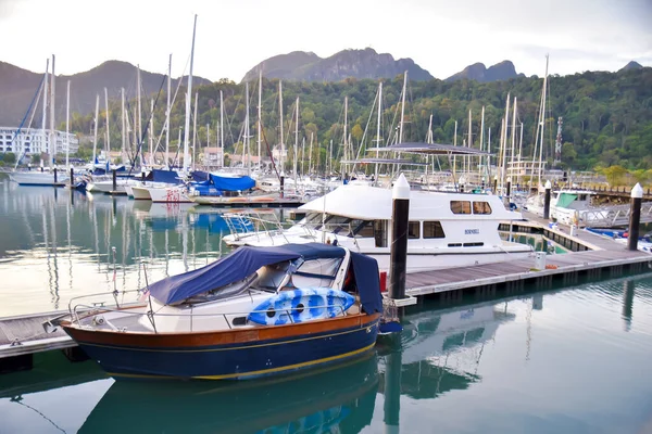 Telaga Liman Parkı Langkawi, Malezya: 27 Aralık 2020 - Güzel doğa manzaralı ana üs yatları manzarası.