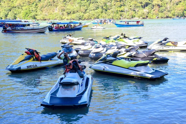Langkawi, Kedah, Malezya: 28 Aralık 2020 - Çok güzel bir sade manzaralı jet ski.
