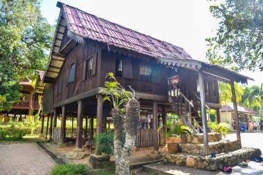 Kedah, Malezya: 28 Aralık 2020 - Malezya Köyünün geleneksel evinin dış görünümü