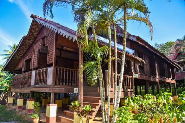 Kedah, Malezya: 28 Aralık 2020 - Malezya Köyünün geleneksel evinin dış görünümü