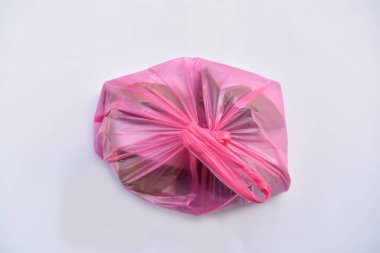 Nasi lemak, Hindistan cevizi sütü ve pandan yaprağında pişirilmiş kokulu pirinçten oluşan bir Malezya mutfağıdır. Plastik dilenci daha fazla aldığında paketlemeye alışkındır..