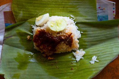 Temerloh, Pahang, Malezya: 12 Eylül 2020 - Muz yaprağı ve eski gazete Nasi Lemak 'ı kaplamak için kullanılır. Ulusal yemek olarak kabul edildiği Malezya 'da yaygın olarak bulunur.
