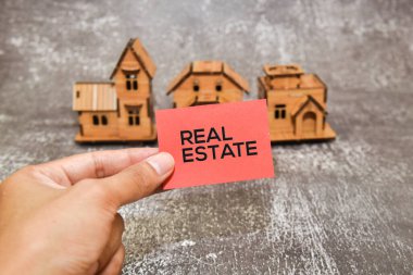 Modellik geçmişi bulanık olan kağıt üzerinde emlak metinleri. Seçici odak resmi.