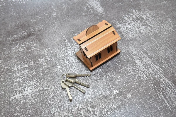 Anahtarları olan top view ev modeli.