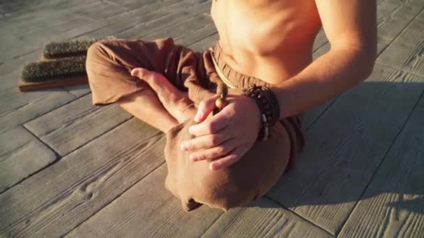 Brodaty człowiek uprawiający jogę o wschodzie słońca. — Wideo stockowe