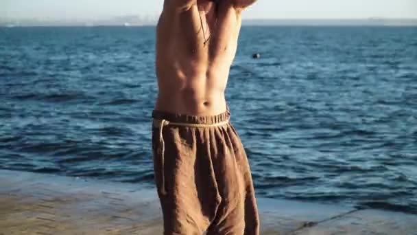 Бородатий чоловік робить йогу на сході сонця — стокове відео