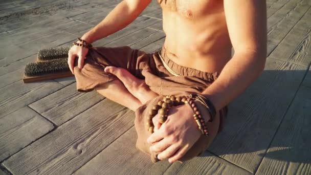 Homme barbu faisant du yoga au lever du soleil — Video