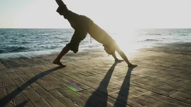 Homem barbudo fazendo ioga ao nascer do sol — Vídeo de Stock
