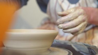 Potter bükülmüş çömlek tekerinde seramik demlik yapıyor. Potter iş yerinde, kapat..