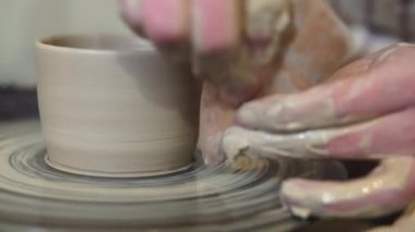 Potter bükülmüş çömlek tekerinde seramik demlik yapıyor. Potter iş yerinde, kapat..