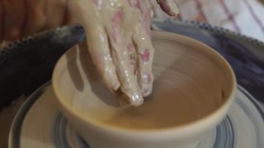 Potter bükülmüş çömlek tekerinde seramik demlik yapıyor. Potter iş yerinde, kapat..