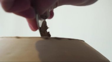 Potter bükülmüş çömlek tekerinde seramik demlik yapıyor. Potter iş yerinde, kapat..