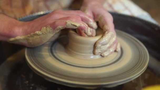 Potter výrobu keramické hrnce na kroucené keramické kolo.Potter v práci, zblízka. — Stock video