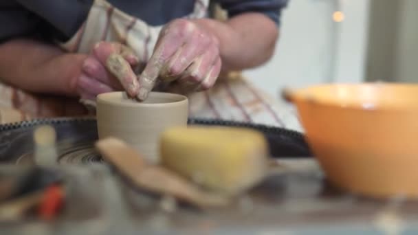 Potter výrobu keramické hrnce na kroucené keramické kolo.Potter v práci, zblízka. — Stock video