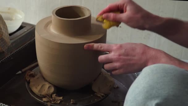 Potter výrobu keramické hrnce na kroucené keramické kolo.Potter v práci, zblízka. — Stock video