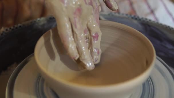 Potter výrobu keramické hrnce na kroucené keramické kolo.Potter v práci, zblízka. — Stock video