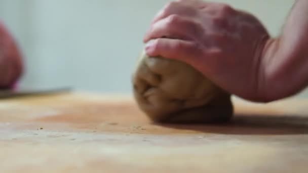 Potter faisant pot en céramique sur la roue de poterie torsadée.Mélange Potter — Video