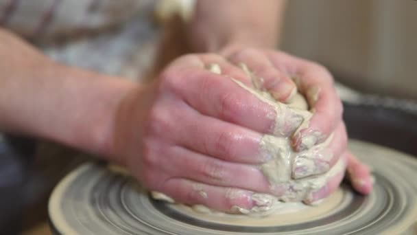 Potter výrobu keramické hrnce na kroucené keramické kolo.Potter v práci, zblízka. — Stock video