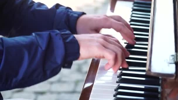 Ο τύπος παίζει πιάνο. Παίζει γρήγορα πιάνο από κοντά. — Αρχείο Βίντεο