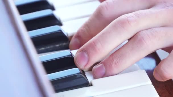 Chlápek hrající na klavír.Super close-up záběry.Makro střílel prst v klavíru — Stock video