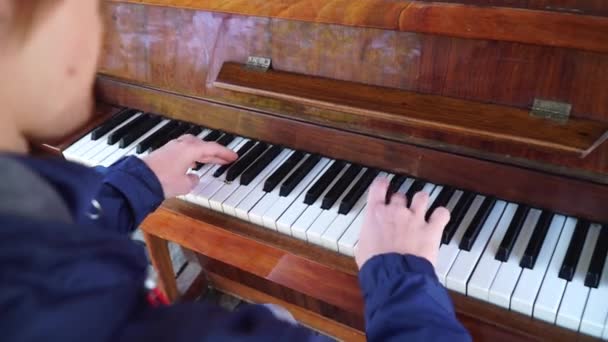 Rothaariger Typ, der in blauer Jacke auf der Straße Klavier spielt. — Stockvideo