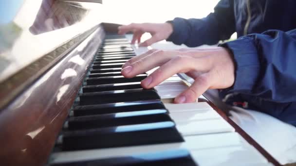 Tipul care cântă la piano.Close-up Shot. cadru cu perspectivă în distanță — Videoclip de stoc