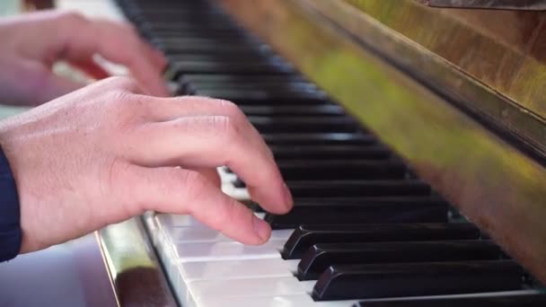Chlápek hrající na klavír. Detailní záběr klavírních prstů — Stock video