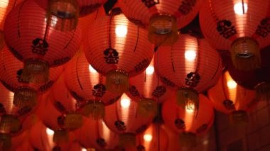 Kırmızı odada Çin fenerleri.