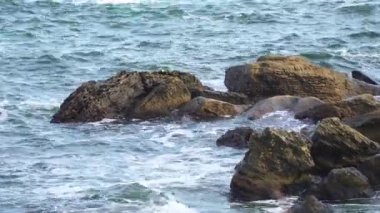 Büyük taşlı fırtınalı deniz