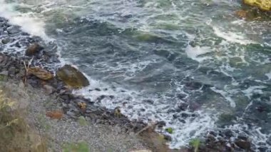 Büyük taşlı fırtınalı deniz. Mağara kumsalı.